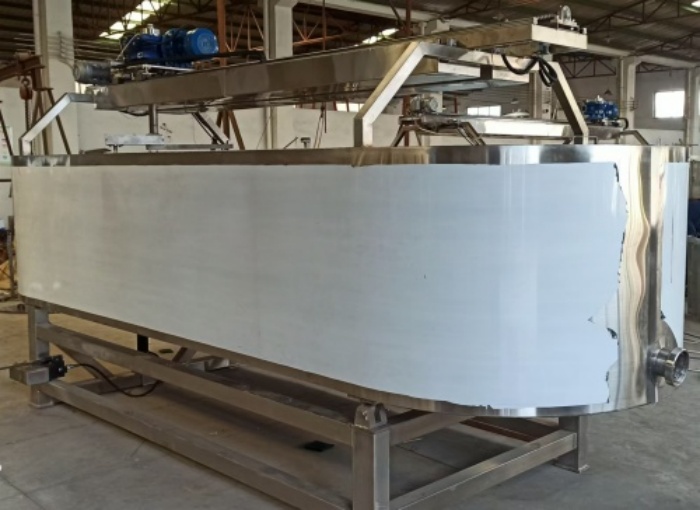 公司新增奶酪制作設(shè)備—不銹鋼奶酪槽、奶油摔打機(jī)